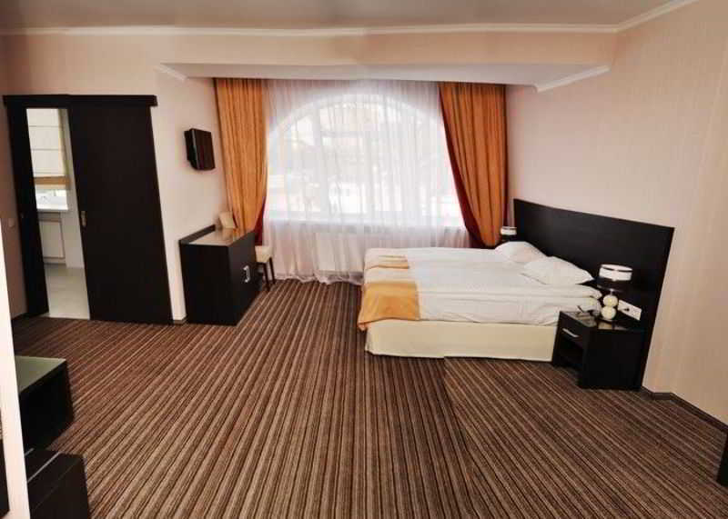Optima Cherkasy Hotel Buitenkant foto