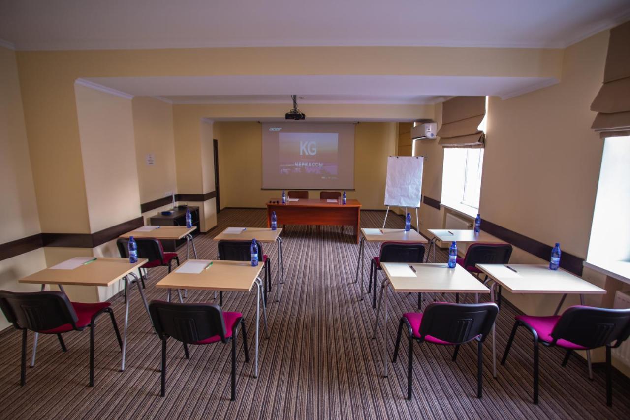 Optima Cherkasy Hotel Buitenkant foto